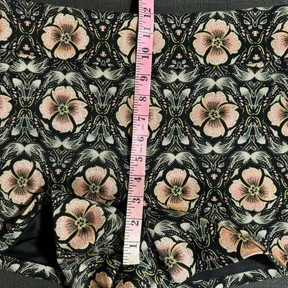 Alice + Olivia NWOT Donald High Rise Shorts in Black/Peach Promise Floral Size 6 - Picture 10 of 16
